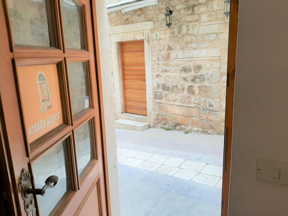 Apartment And Town Gate Hvar *